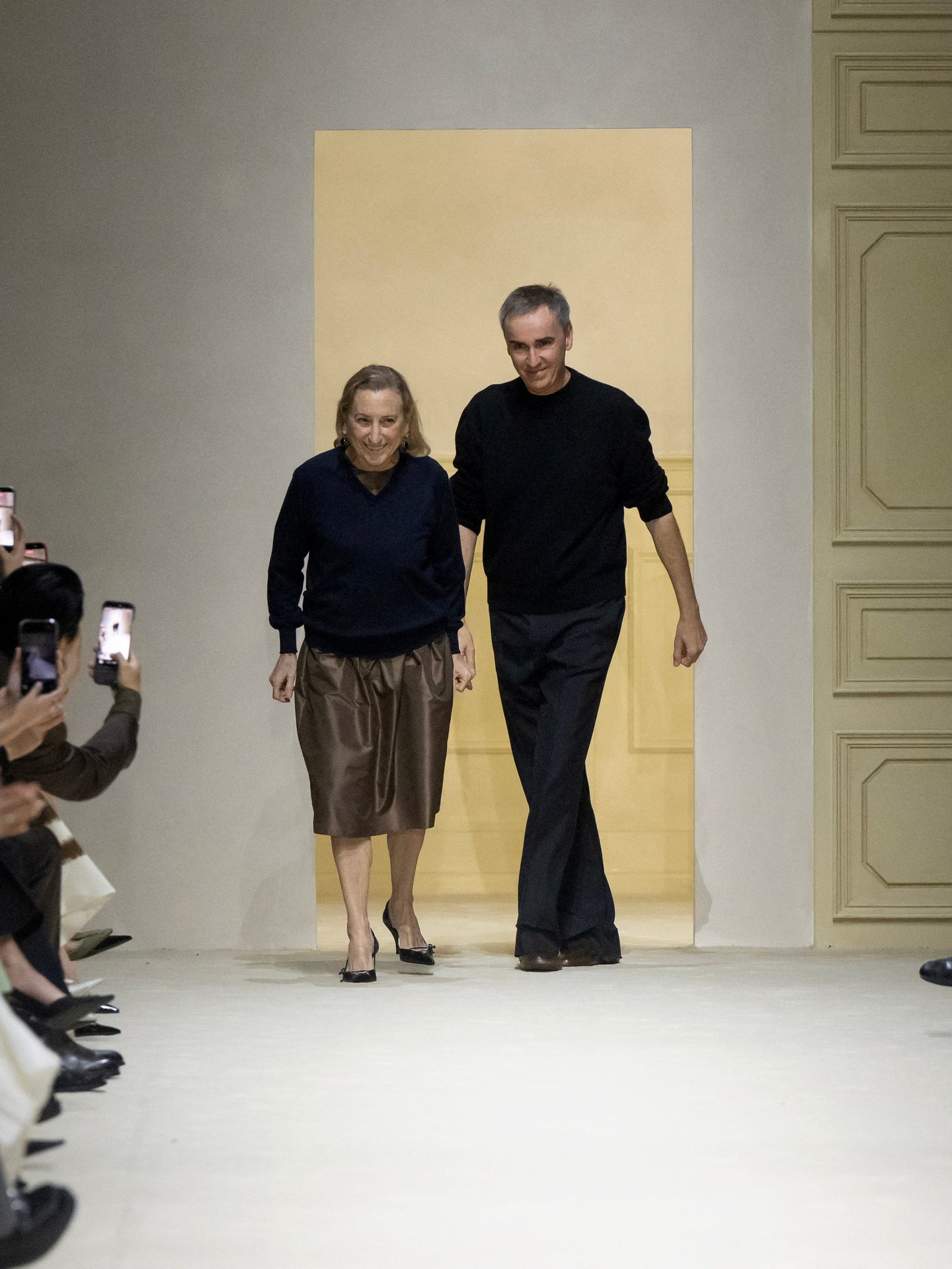 Hinh anh Prada FW 2026: Nghệ thuật layering từ sàn diễn đến đời sống đương đại 19