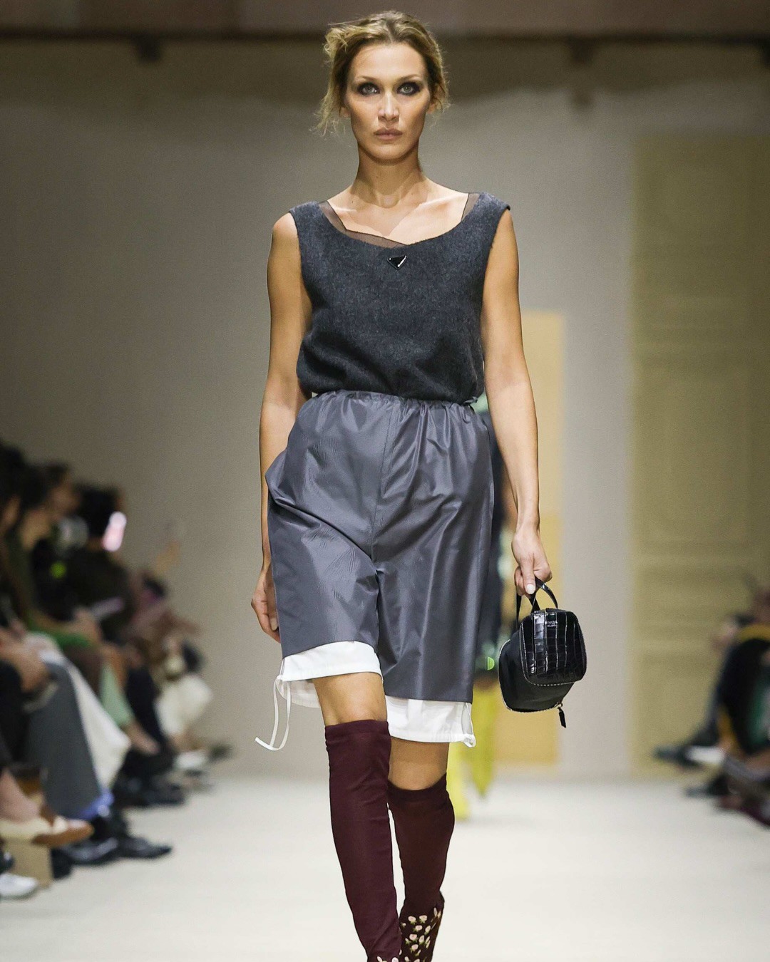 Hinh anh Prada FW 2026: Nghệ thuật layering từ sàn diễn đến đời sống đương đại 11