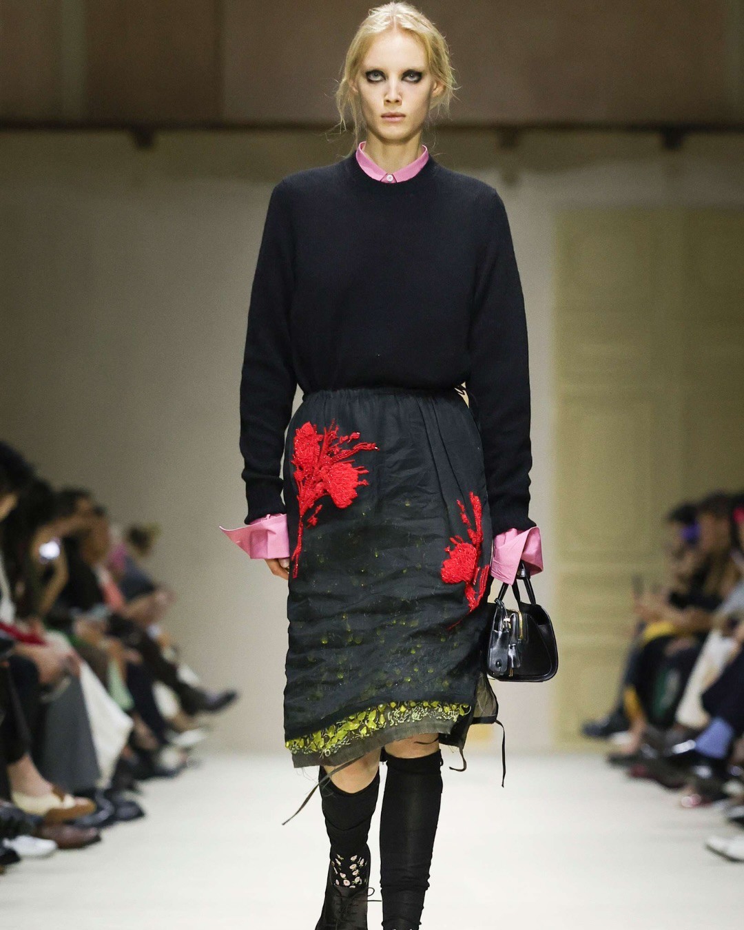 Hinh anh Prada FW 2026: Nghệ thuật layering từ sàn diễn đến đời sống đương đại 5