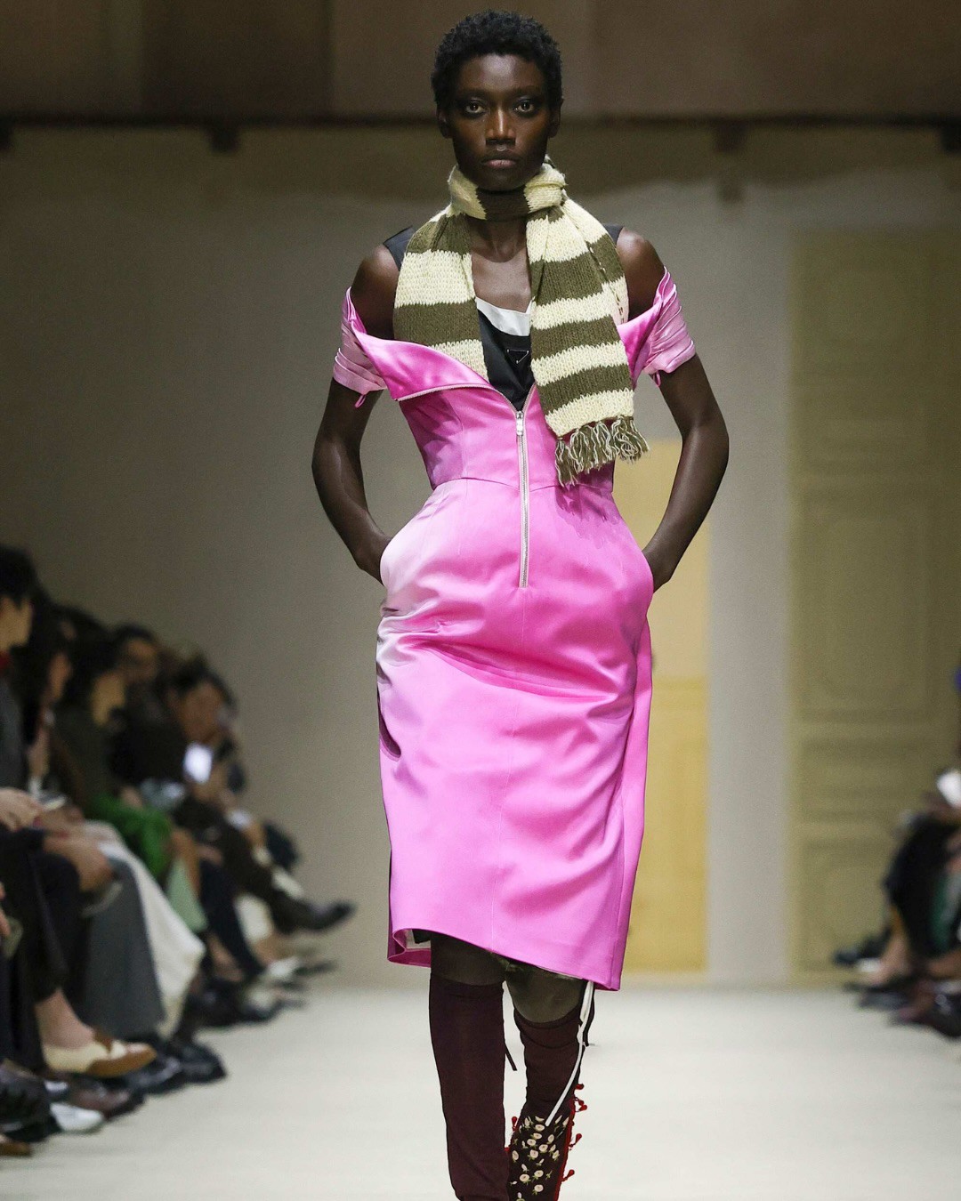 Hinh anh Prada FW 2026: Nghệ thuật layering từ sàn diễn đến đời sống đương đại 13