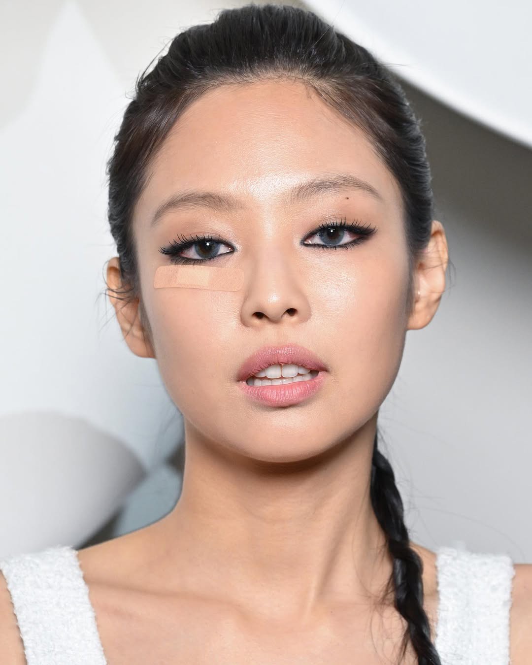 Hinh anh Liệu Jennie có thành công khởi xướng xu hướng mới với Y2K Dark Makeup? 3