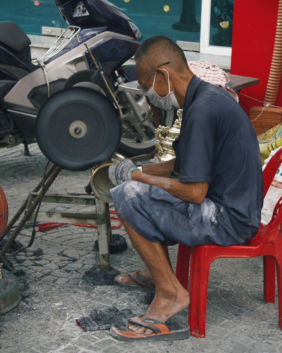 Hinh anh Nghề đánh bóng lư đồng: Tết đến từ những ánh vàng lư đồng và chiếc giẻ lau sẫm màu 11