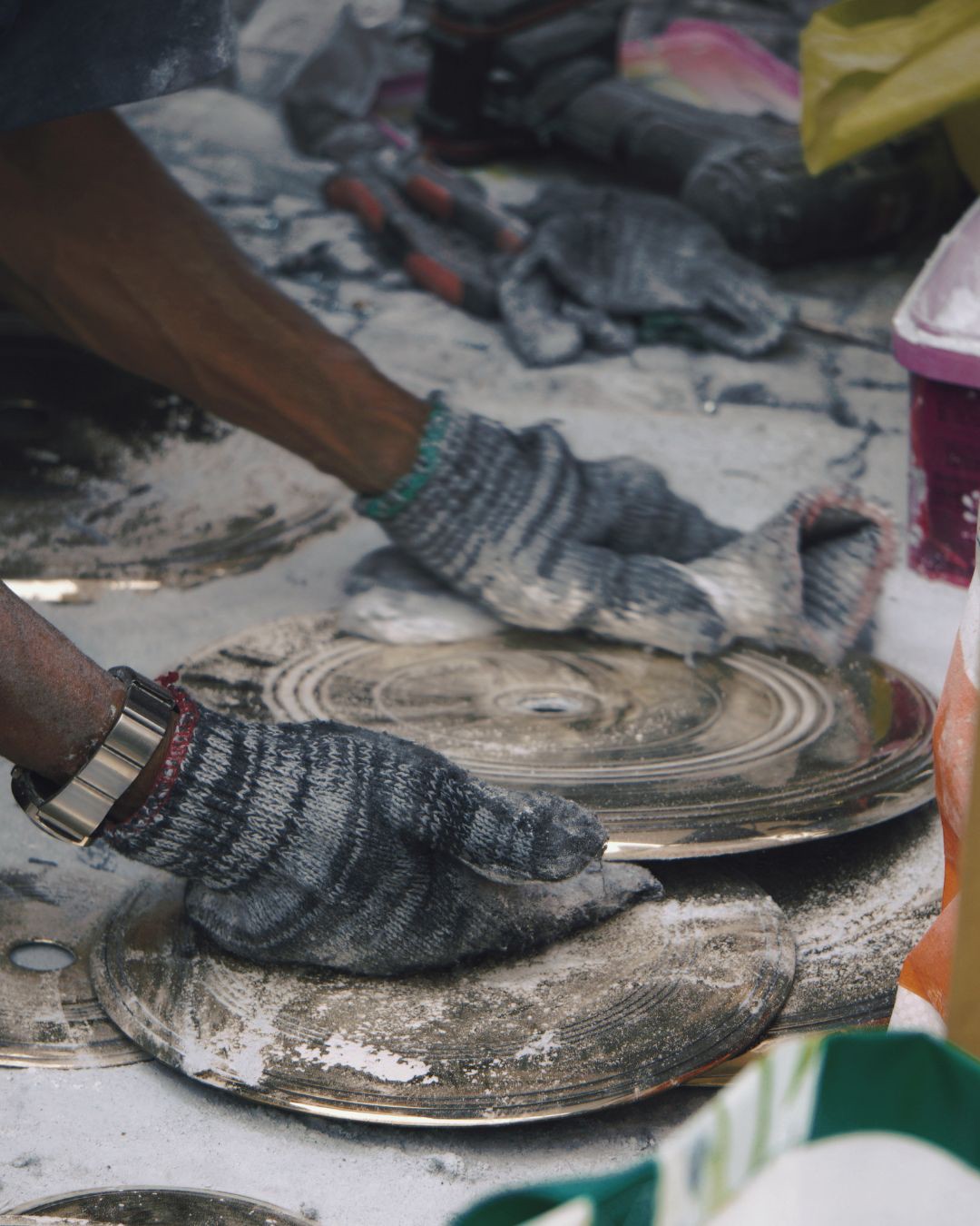 Hinh anh Nghề đánh bóng lư đồng: Tết đến từ những ánh vàng lư đồng và chiếc giẻ lau sẫm màu 10