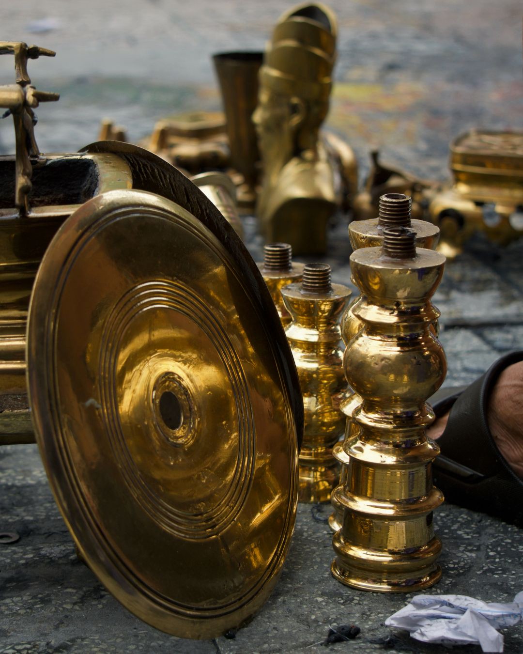 Hinh anh Nghề đánh bóng lư đồng: Tết đến từ những ánh vàng lư đồng và chiếc giẻ lau sẫm màu 2