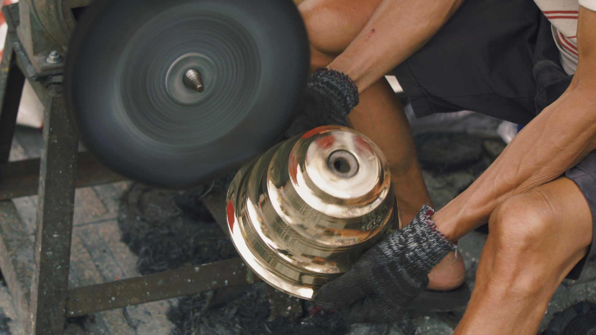 Hinh anh Nghề đánh bóng lư đồng: Tết đến từ những ánh vàng lư đồng và chiếc giẻ lau sẫm màu 7