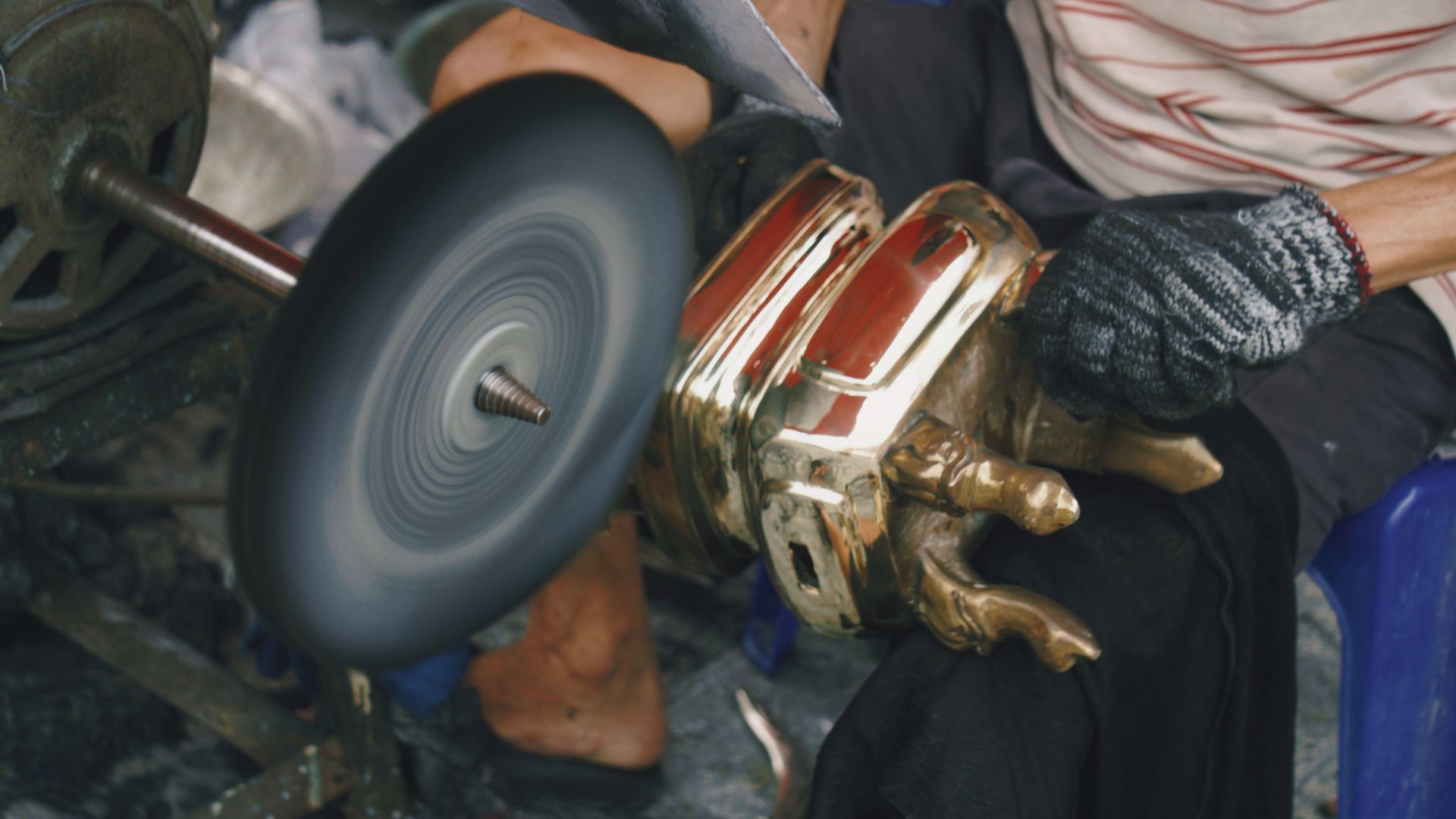 Hinh anh Nghề đánh bóng lư đồng: Tết đến từ những ánh vàng lư đồng và chiếc giẻ lau sẫm màu 8