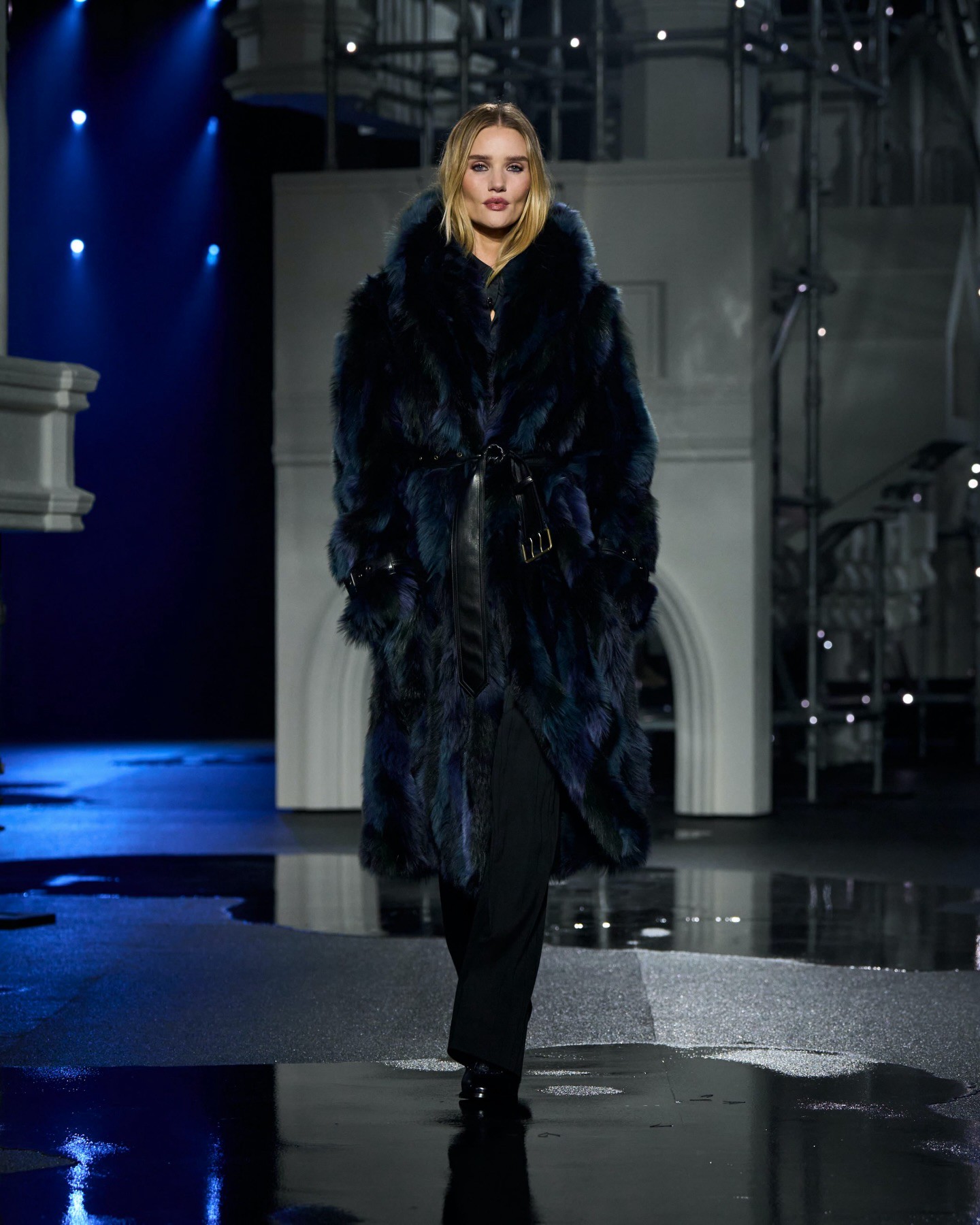 Hinh anh Burberry Thu 2026: Daniel Lee tái định vị di sản trench coat tại London Fashion Week 16