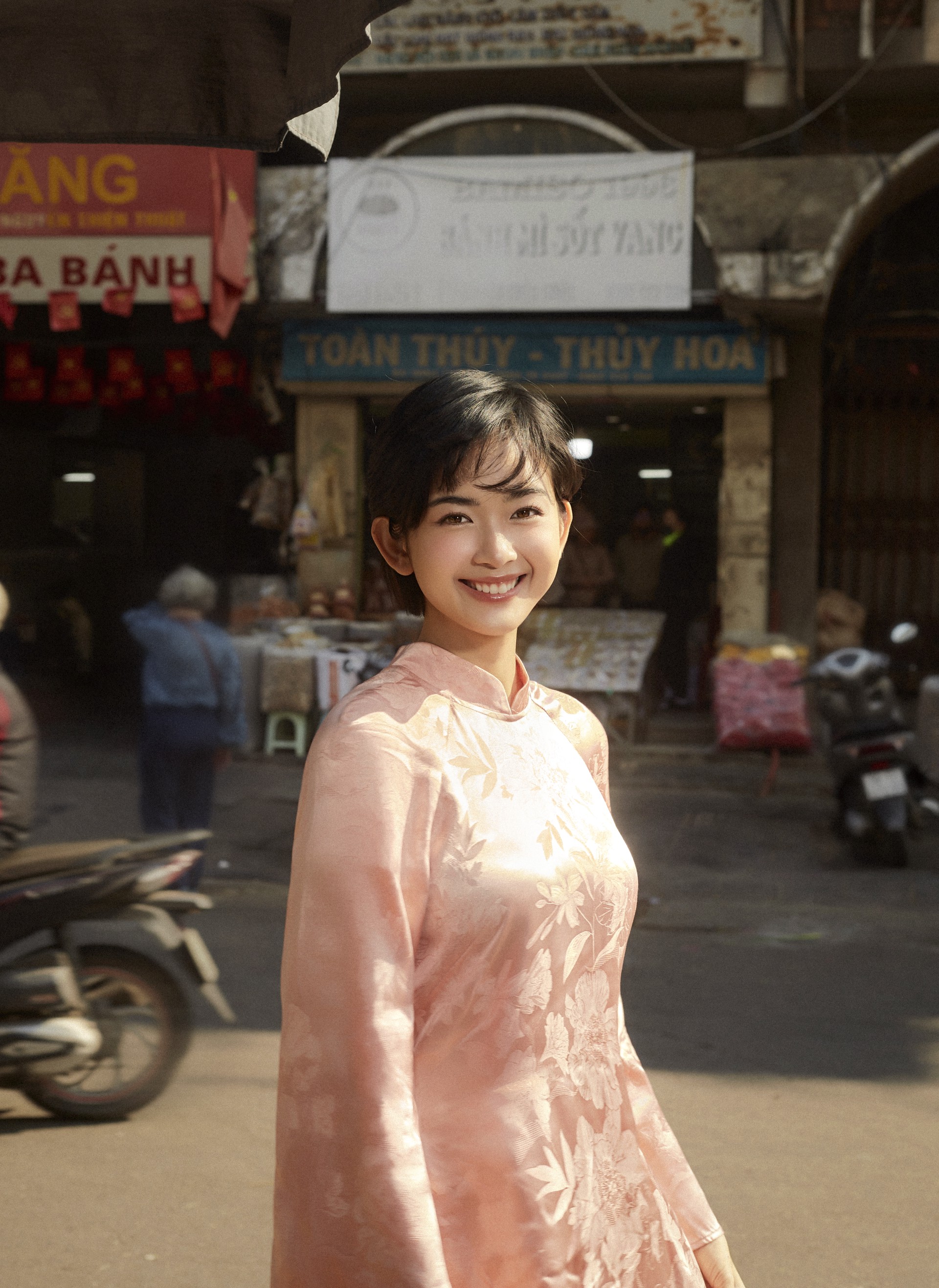 Hinh anh Nếu các gia đình khác đêm giao thừa có thể ăn cơm tất niên, xem Táo Quân, thì gia đình tôi đón Tết rất khác. Mấy mẹ con đi làm, một mình ba ở lại thành phố. Tết đến, bạn bè xúng xính quần áo mới đi chơi, còn đó lại là lúc tôi thấy mình xấu nhất - diễn viên Ngọc Xuân. 2