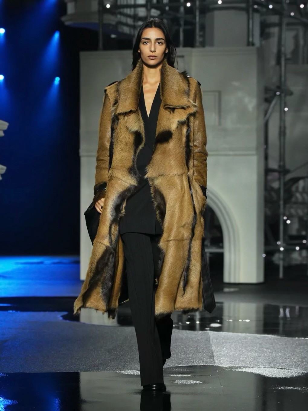 Hinh anh Burberry Thu 2026: Daniel Lee tái định vị di sản trench coat tại London Fashion Week 13