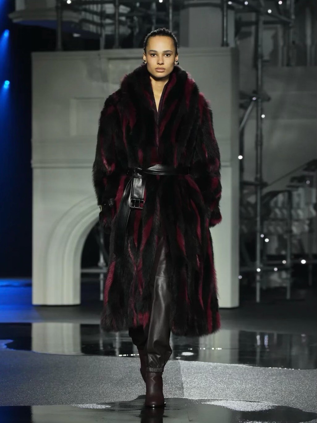 Hinh anh Burberry Thu 2026: Daniel Lee tái định vị di sản trench coat tại London Fashion Week 14
