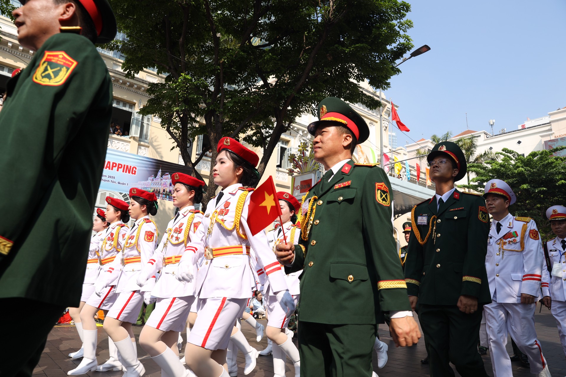 Hinh anh Trở về ngày này năm trước: khi thành phố chuyển mình trong nhịp bước hành quân 4