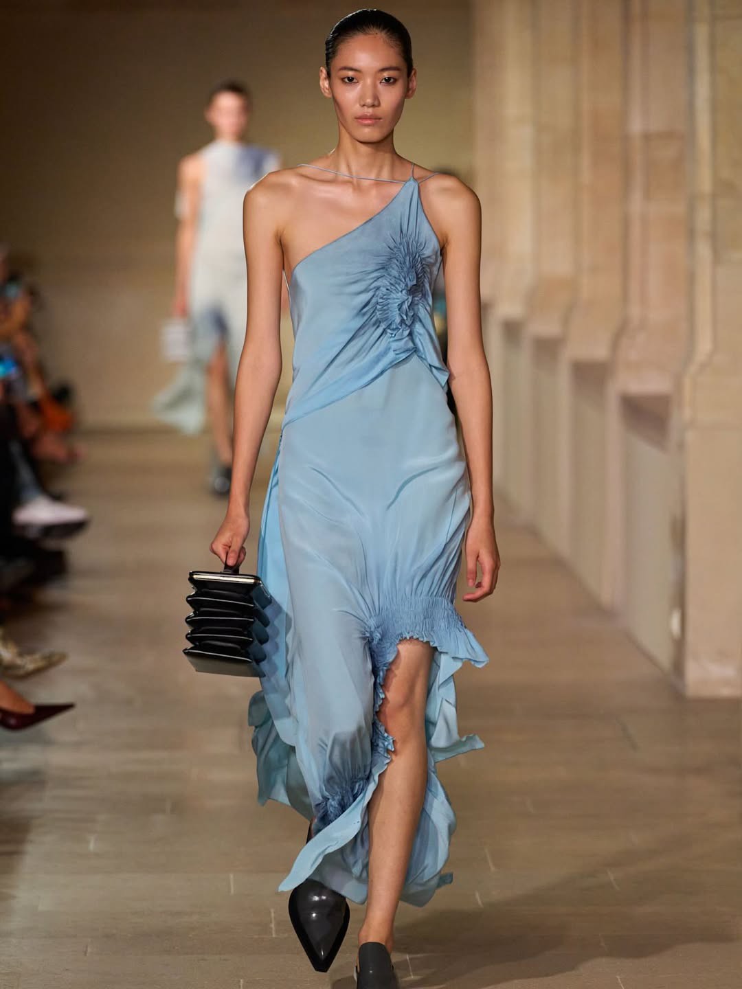 Hinh anh Người mẫu ngoại cỡ có đang dần vắng bóng trên các sàn diễn thời trang lớn? 2