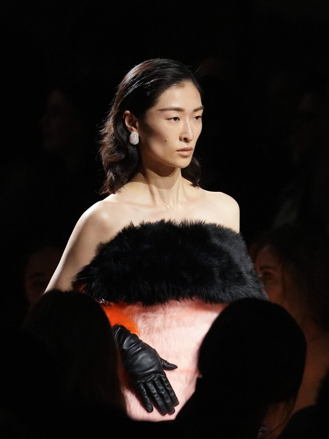 Hinh anh Đâu là những xu hướng làm đẹp được "săn đón" tại Paris Fashion Week 2026?  13