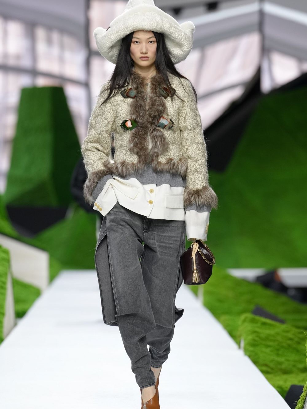 Hinh anh Louis Vuitton Thu Đông 2026: Hành trình thời trang giữa thiên nhiên siêu thực 24