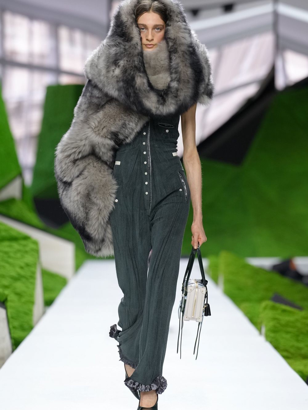 Hinh anh Louis Vuitton Thu Đông 2026: Hành trình thời trang giữa thiên nhiên siêu thực 3