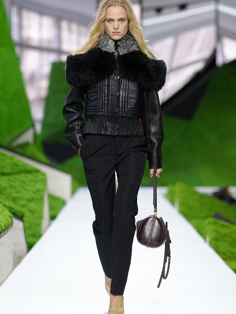 Hinh anh Louis Vuitton Thu Đông 2026: Hành trình thời trang giữa thiên nhiên siêu thực 5