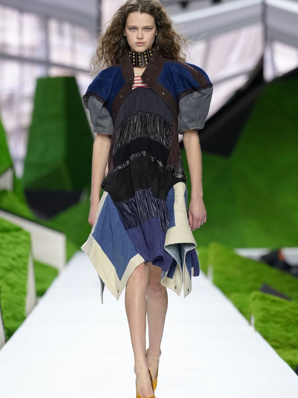 Hinh anh Louis Vuitton Thu Đông 2026: Hành trình thời trang giữa thiên nhiên siêu thực 13