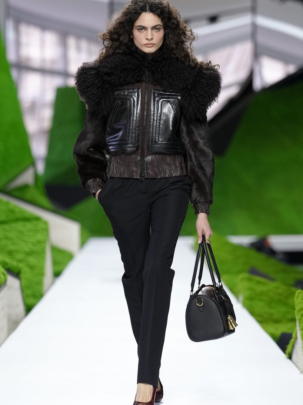 Hinh anh Louis Vuitton Thu Đông 2026: Hành trình thời trang giữa thiên nhiên siêu thực 4