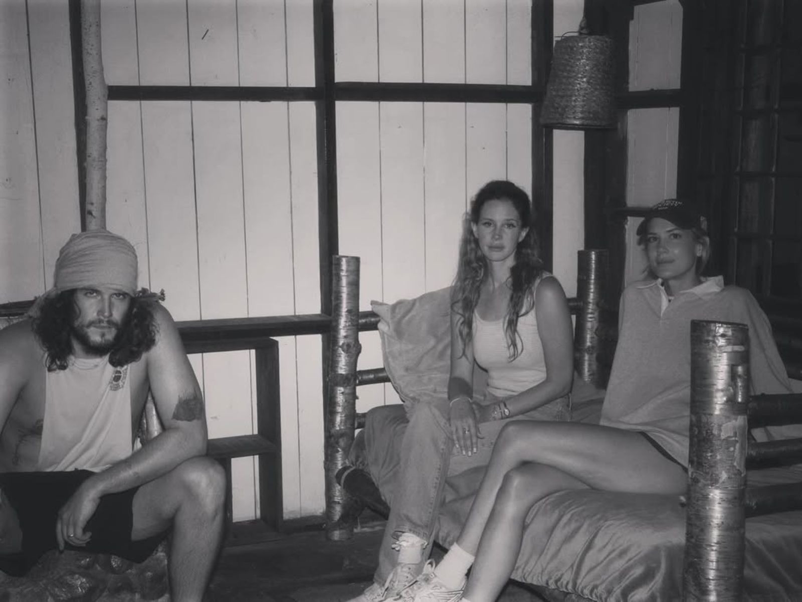 Hinh anh "White Feather Hawk Tail Deer Hunter" của Lana Del Rey: Nàng Cowgirl ma mị 2