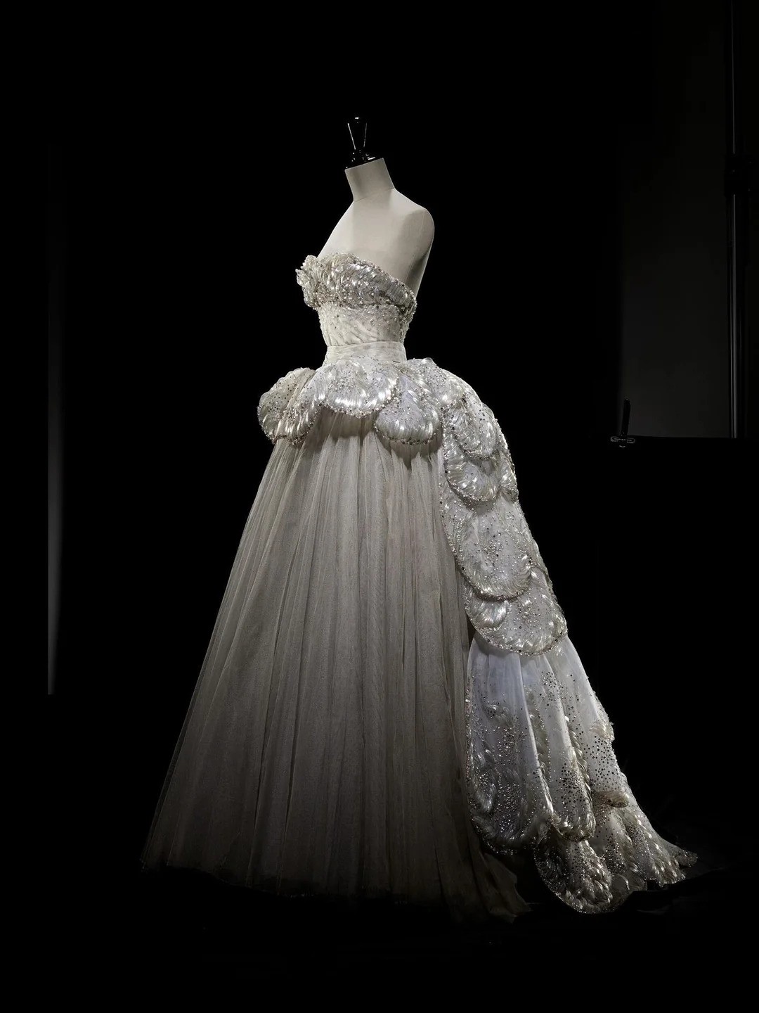 Hinh anh Junon và Venus 1949: Viên ngọc quý của Dior trong nỗi ám ảnh của Jonathan Anderson 2