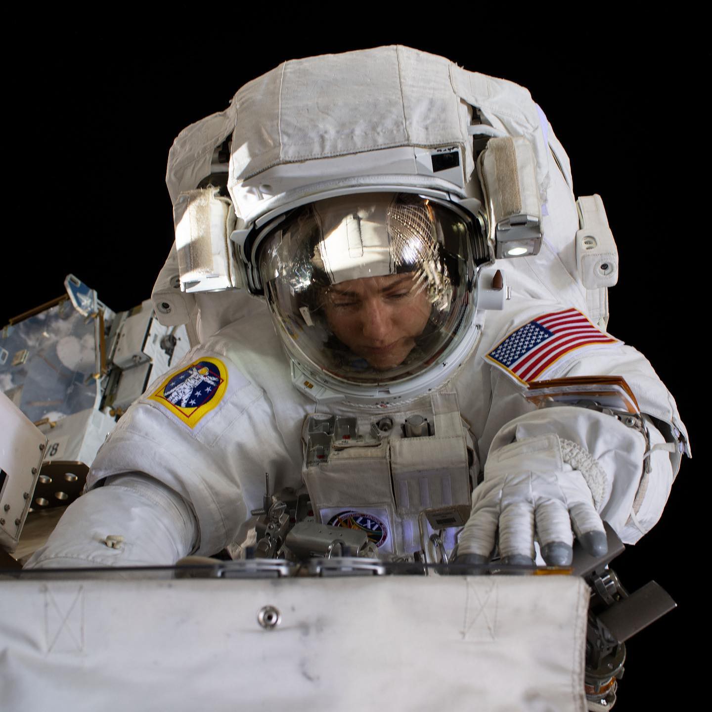 Hinh anh Nữ phi hành gia Christina Koch: Người phụ nữ đầu tiên chinh phục Mặt trăng 8