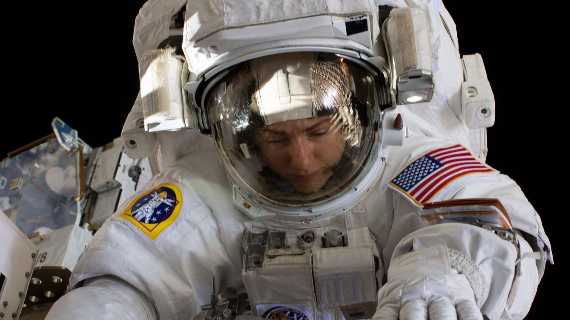 Nữ phi hành gia Christina Koch: Người phụ nữ đầu tiên chinh phục Mặt trăng