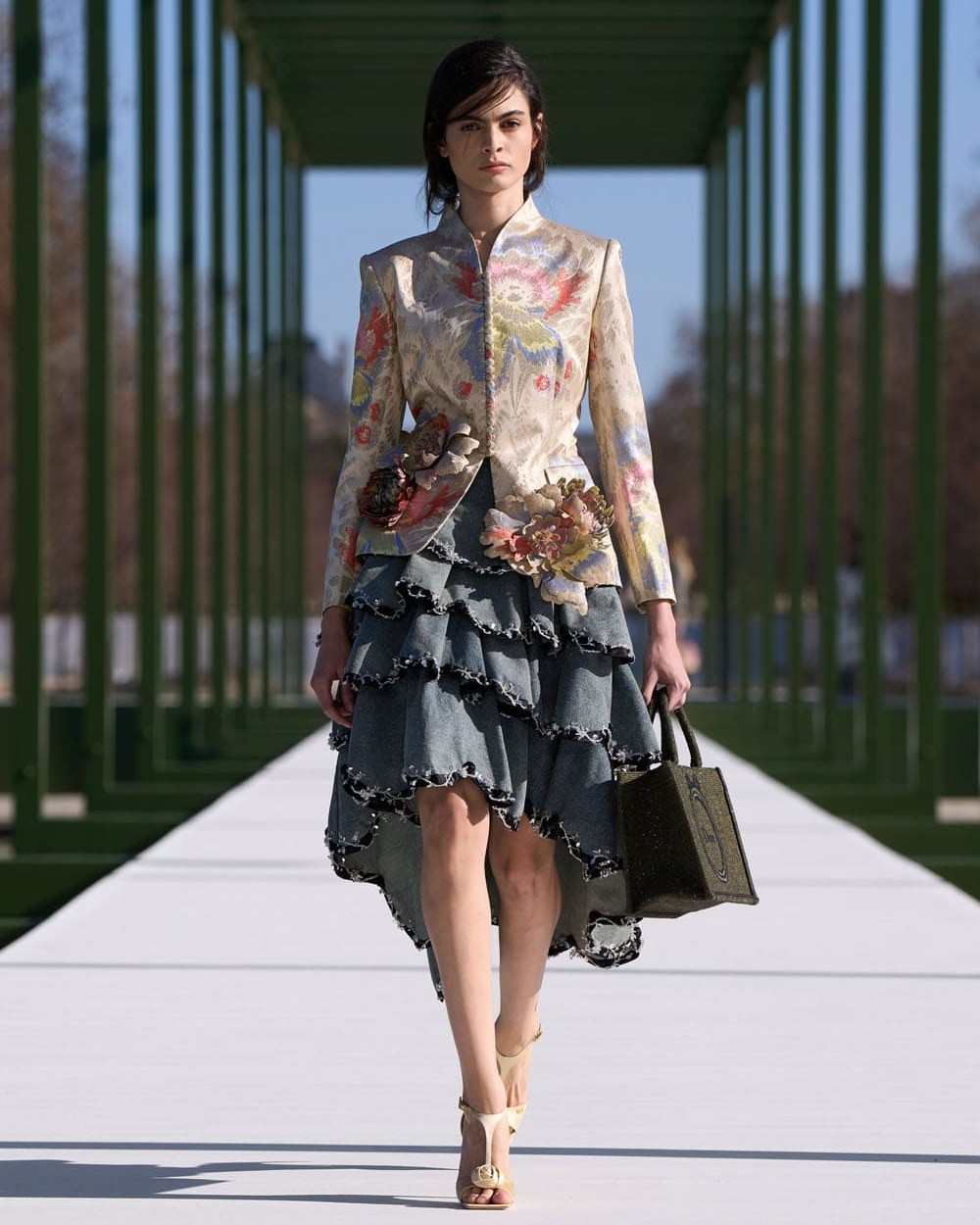 Hinh anh Dior Thu Đông 2026: Một cuộc dạo chơi trong vườn hoa 9