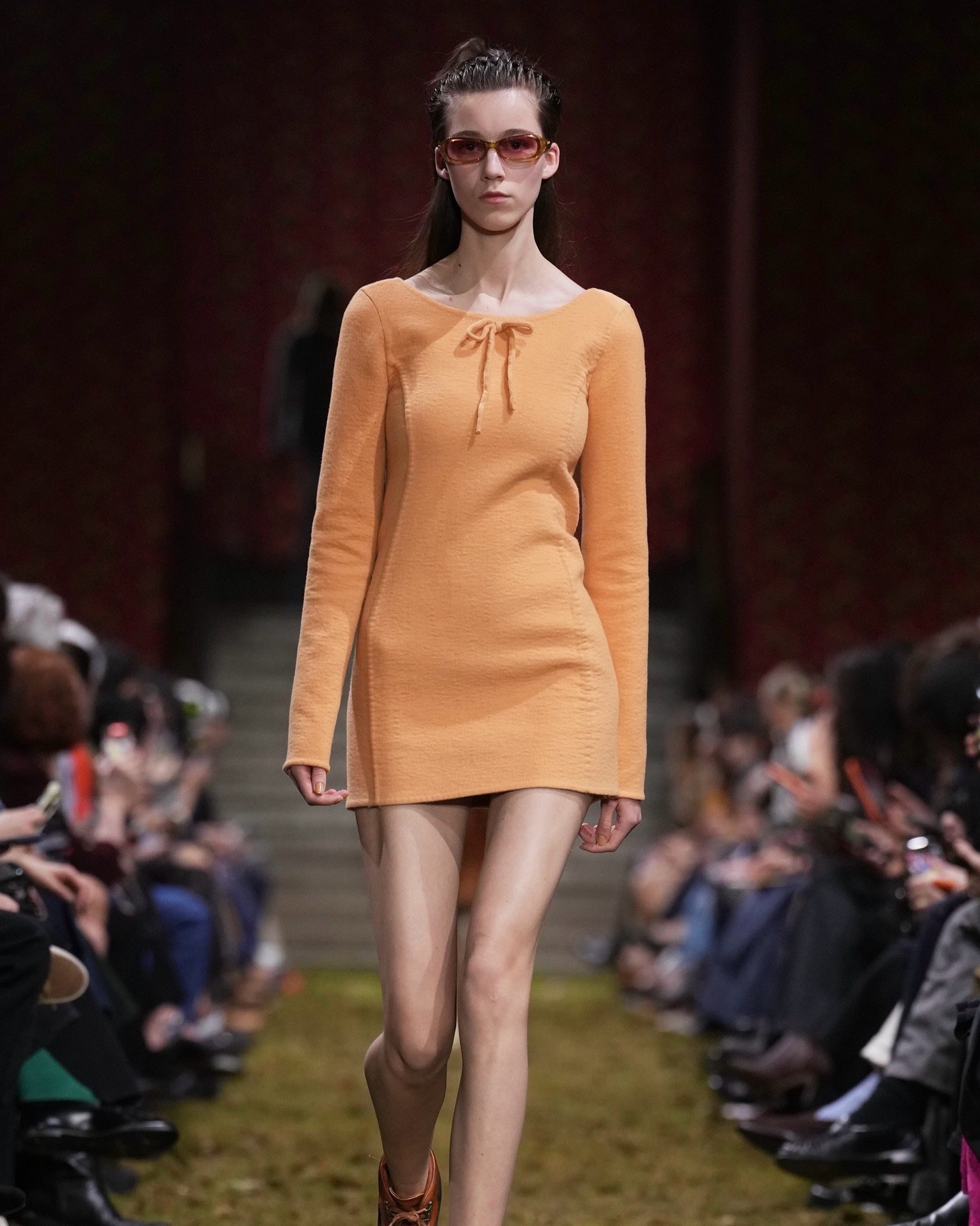 Hinh anh Miu Miu hồi sinh xu hướng băng đô Y2K hậu Paris Fashion Week 2026 15