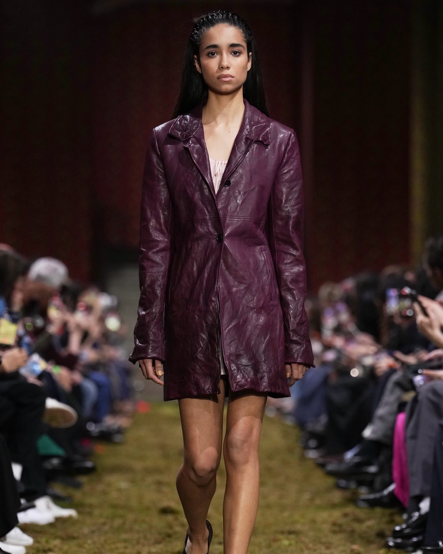 Hinh anh Miu Miu hồi sinh xu hướng băng đô Y2K hậu Paris Fashion Week 2026 16