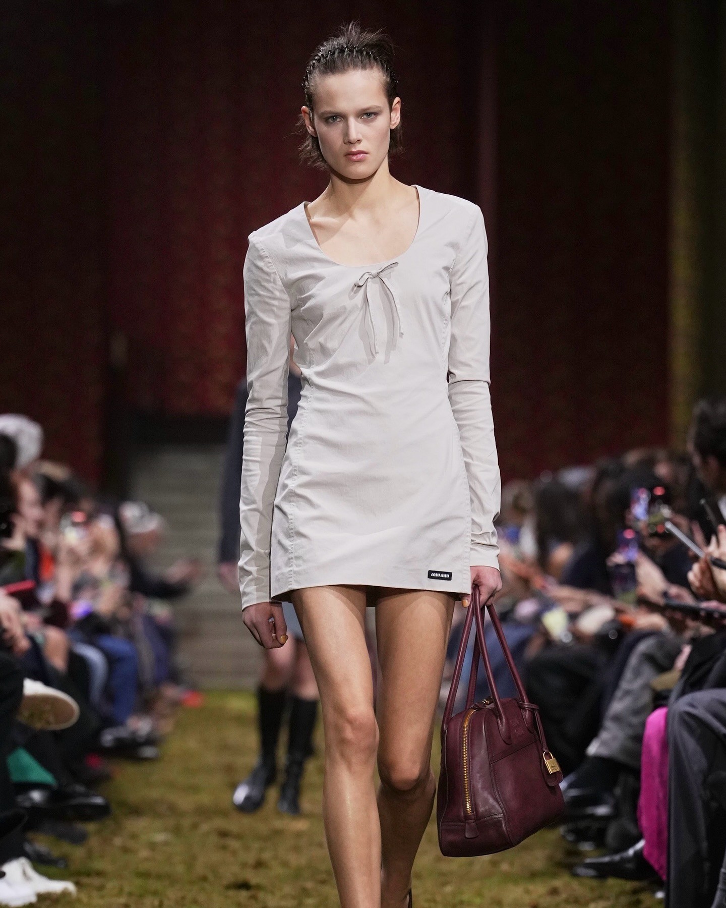 Hinh anh Miu Miu hồi sinh xu hướng băng đô Y2K hậu Paris Fashion Week 2026 11