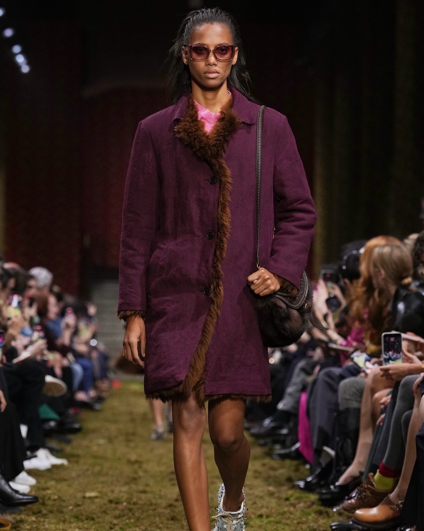 Hinh anh Miu Miu hồi sinh xu hướng băng đô Y2K hậu Paris Fashion Week 2026 12