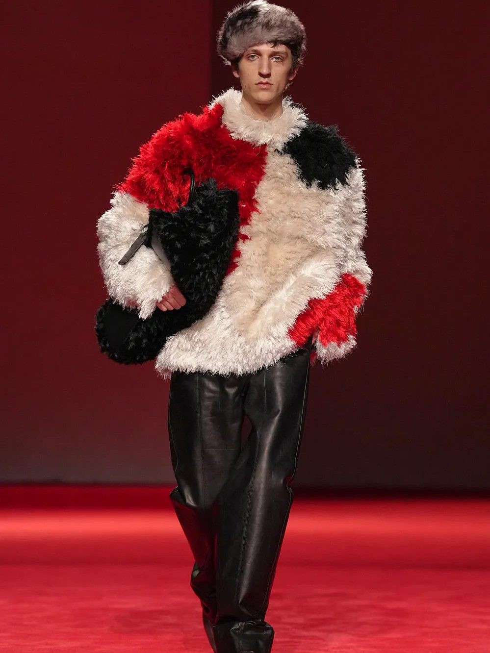 Hinh anh Bottega Vaneta Fall Winter 2026: Thảm đỏ của cấu trúc và chất liệu 2