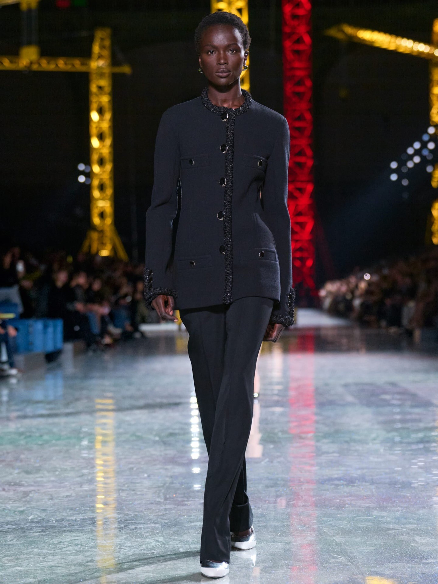 Hinh anh CHANEL Thu Đông 2026: "Thời trang vừa là sâu bướm vừa là bướm. Ban ngày là sâu bướm, ban đêm là cánh bướm" 8