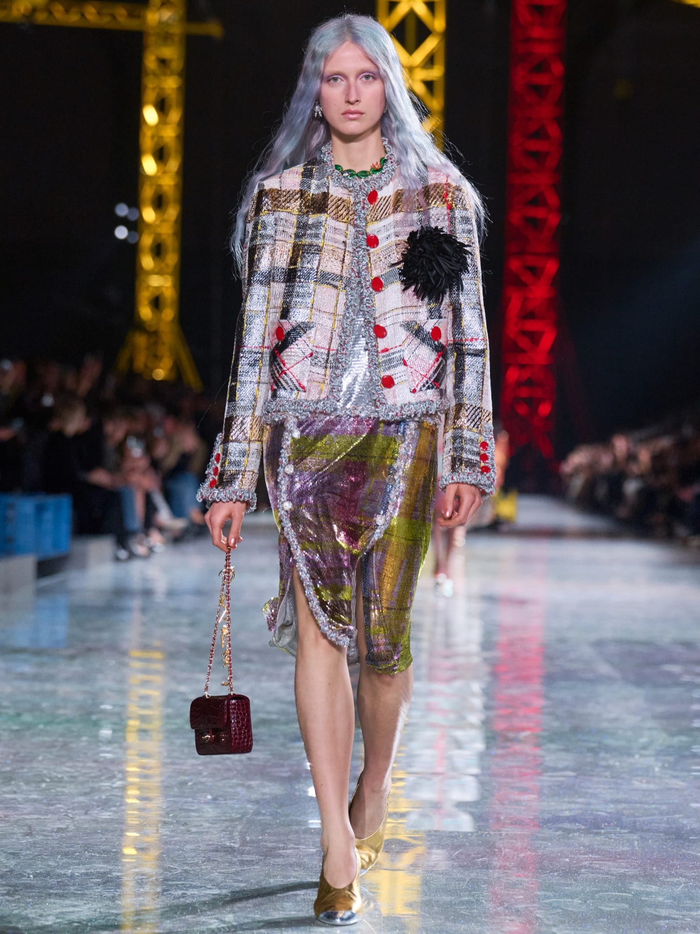 Hinh anh CHANEL Thu Đông 2026: "Thời trang vừa là sâu bướm vừa là bướm. Ban ngày là sâu bướm, ban đêm là cánh bướm" 3