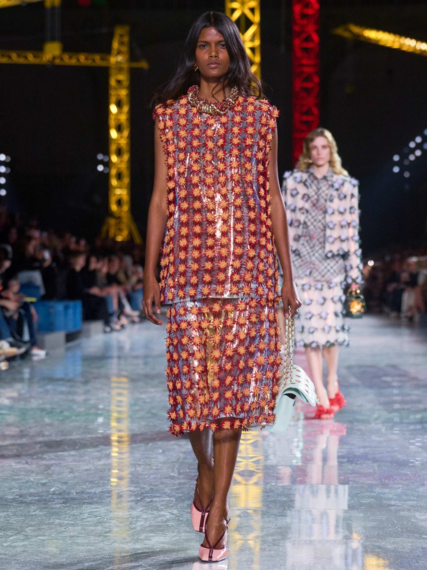 Hinh anh Trong căn hộ của bà có một lớp vải gauze phủ lên tường và được sơn màu vàng. Với tôi, đó là định nghĩa rõ ràng nhất về CHANEL. Bà lấy một thứ rất giản dị rồi thêm vào đó một giá trị mới. Bà lấy trang phục của tầng lớp lao động và chuyển hóa chúng thành sự sang trọng - Matthieu Blazy chia sẻ.&nbsp; 4