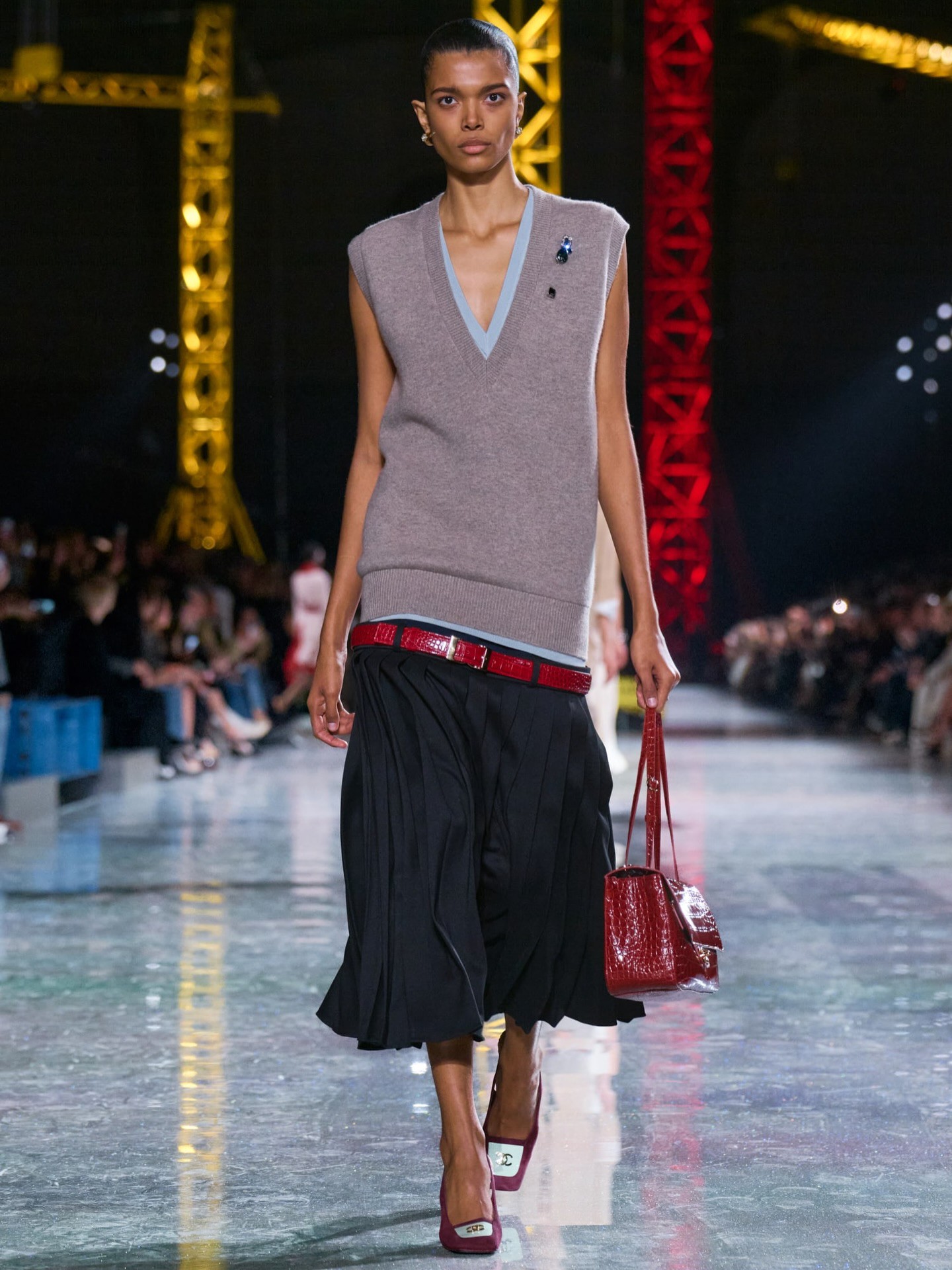 Hinh anh CHANEL Thu Đông 2026: "Thời trang vừa là sâu bướm vừa là bướm. Ban ngày là sâu bướm, ban đêm là cánh bướm" 11