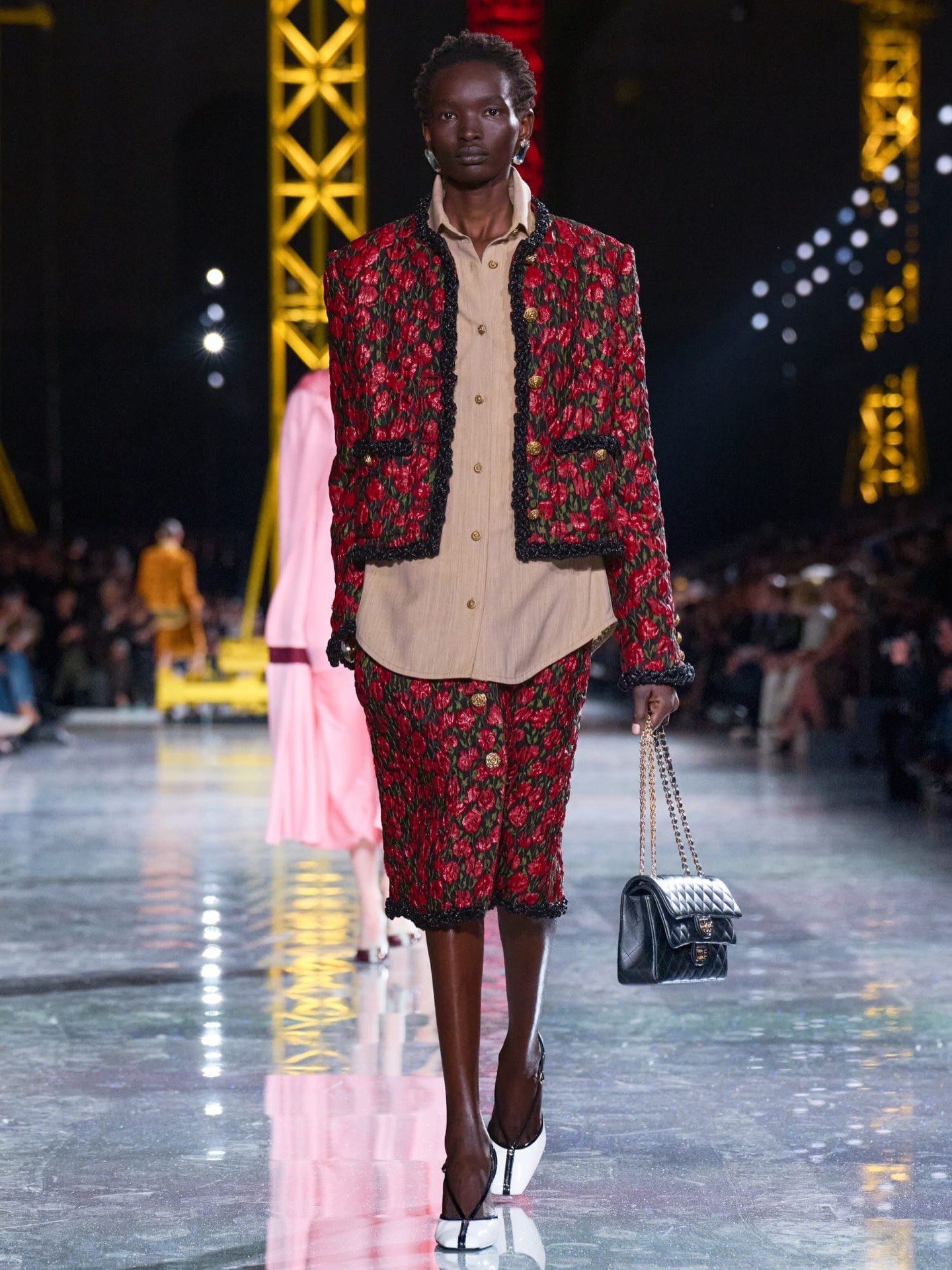 Hinh anh CHANEL Thu Đông 2026: "Thời trang vừa là sâu bướm vừa là bướm. Ban ngày là sâu bướm, ban đêm là cánh bướm" 7