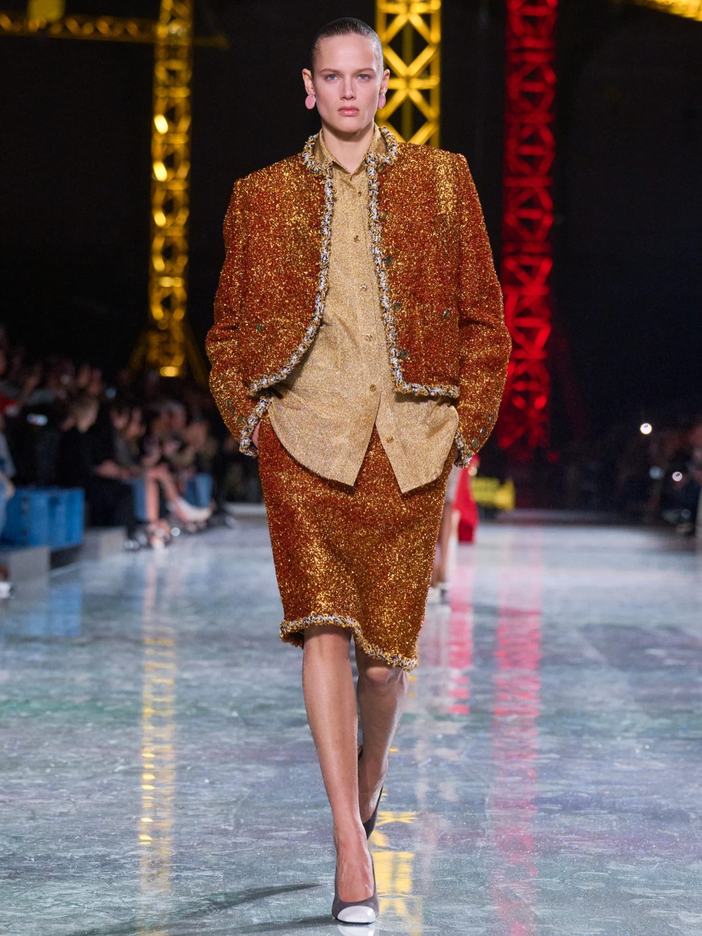 Hinh anh CHANEL Thu Đông 2026: "Thời trang vừa là sâu bướm vừa là bướm. Ban ngày là sâu bướm, ban đêm là cánh bướm" 6