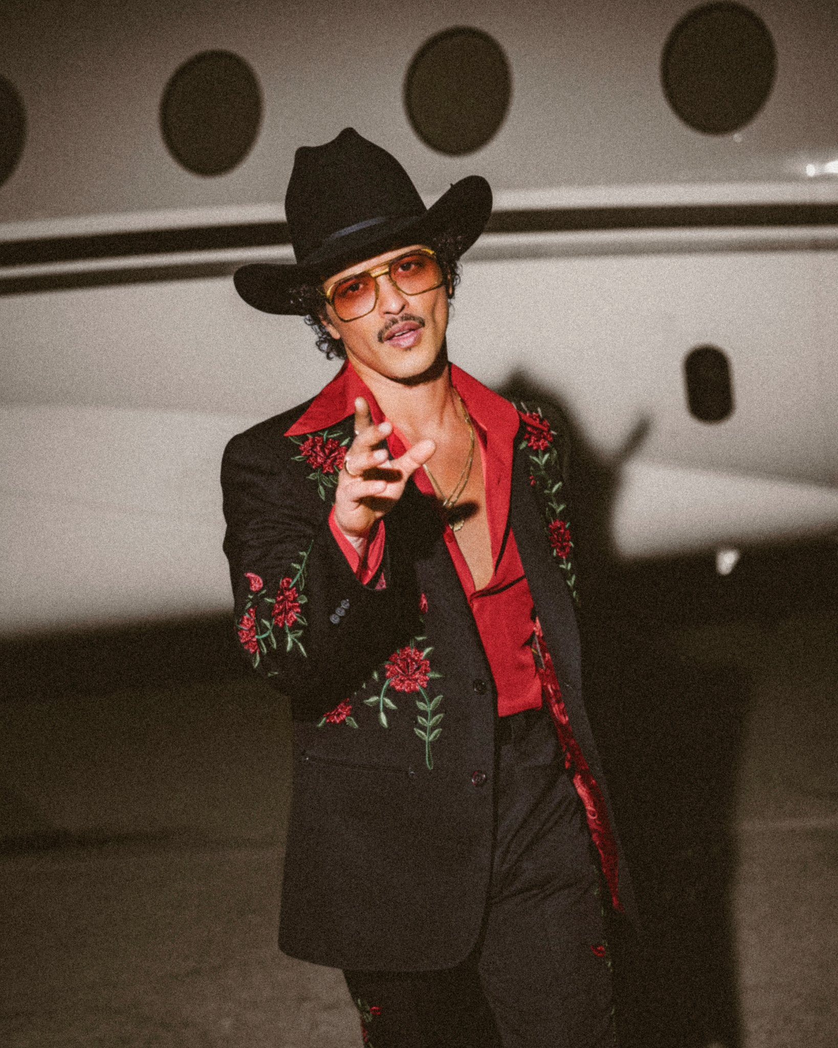 Hinh anh “The Romantic” của Bruno Mars: Hoài niệm, nguồn cội mở lối vườn yêu 3