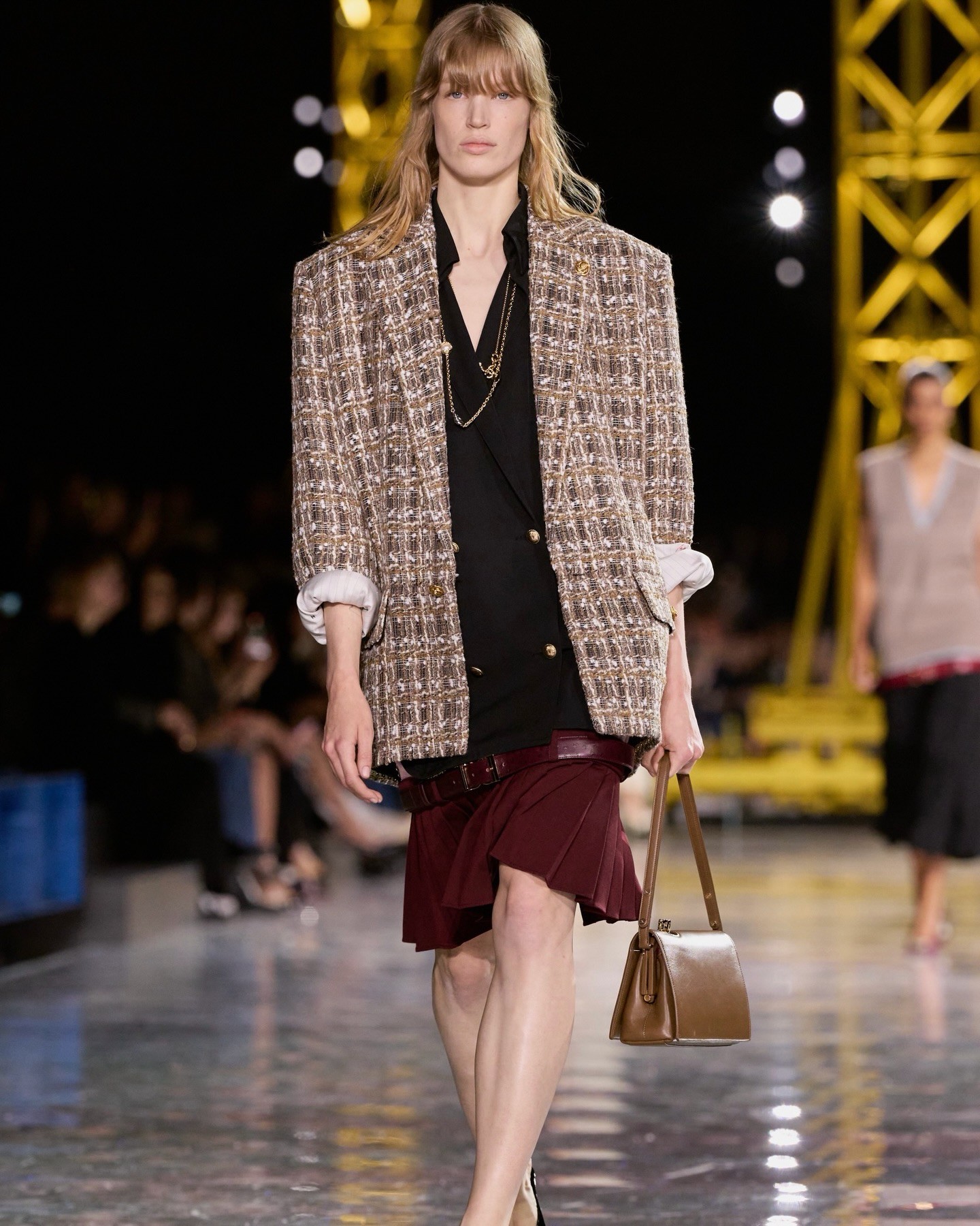 Hinh anh Trong căn hộ của bà có một lớp vải gauze phủ lên tường và được sơn màu vàng. Với tôi, đó là định nghĩa rõ ràng nhất về CHANEL. Bà lấy một thứ rất giản dị rồi thêm vào đó một giá trị mới. Bà lấy trang phục của tầng lớp lao động và chuyển hóa chúng thành sự sang trọng - Matthieu Blazy chia sẻ.&nbsp; 9