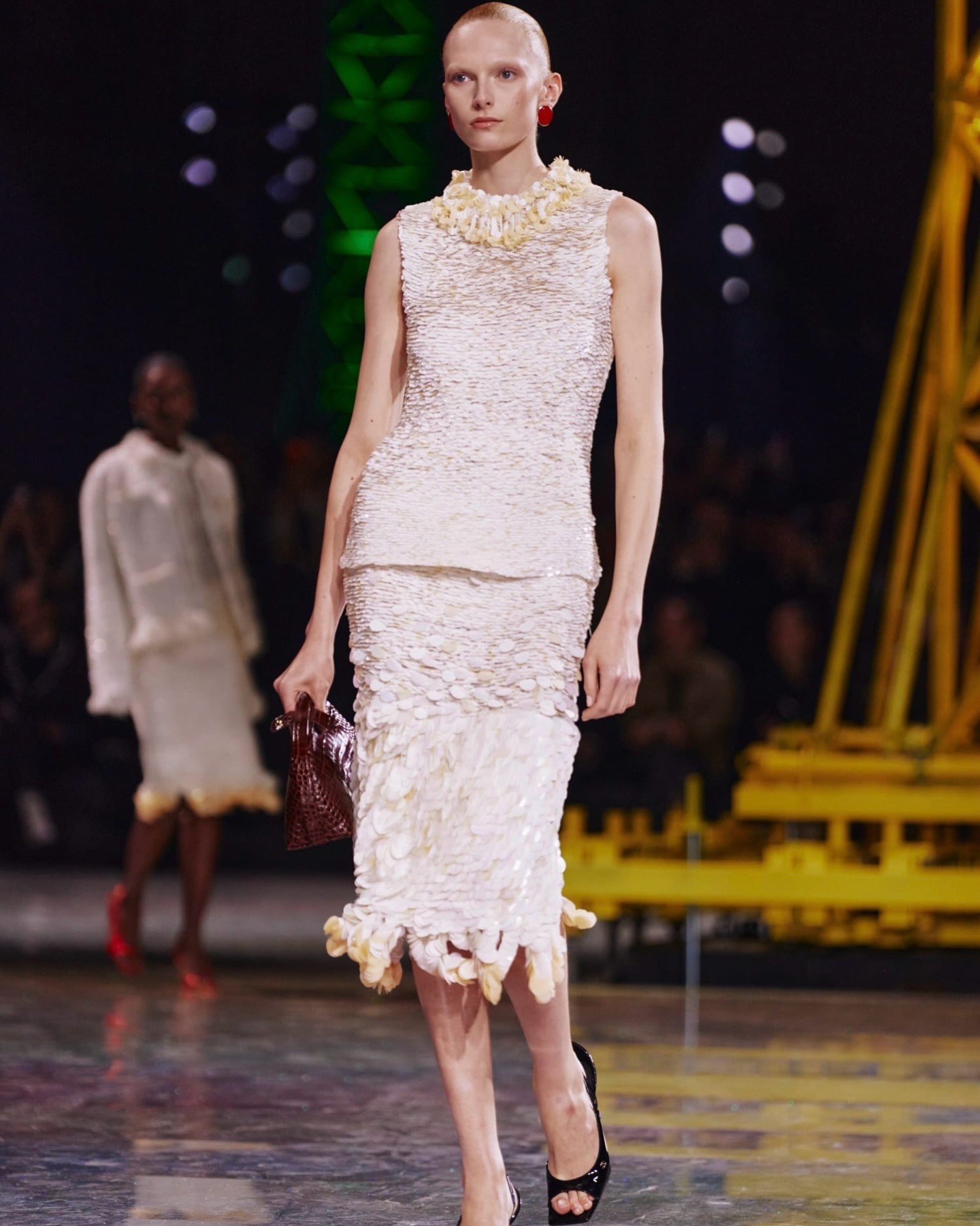 Hinh anh Trong căn hộ của bà có một lớp vải gauze phủ lên tường và được sơn màu vàng. Với tôi, đó là định nghĩa rõ ràng nhất về CHANEL. Bà lấy một thứ rất giản dị rồi thêm vào đó một giá trị mới. Bà lấy trang phục của tầng lớp lao động và chuyển hóa chúng thành sự sang trọng - Matthieu Blazy chia sẻ.&nbsp; 8