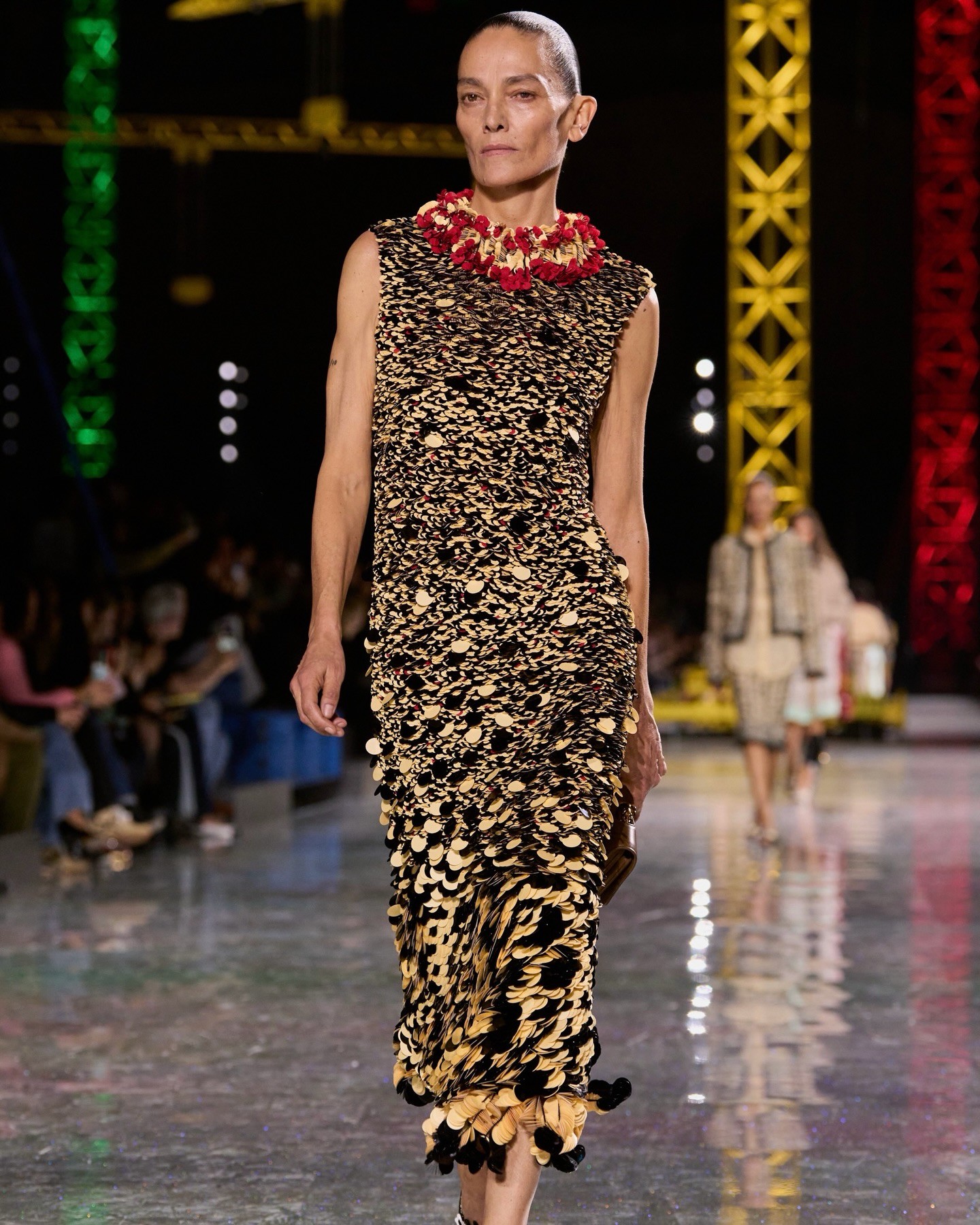 Hinh anh Trong căn hộ của bà có một lớp vải gauze phủ lên tường và được sơn màu vàng. Với tôi, đó là định nghĩa rõ ràng nhất về CHANEL. Bà lấy một thứ rất giản dị rồi thêm vào đó một giá trị mới. Bà lấy trang phục của tầng lớp lao động và chuyển hóa chúng thành sự sang trọng - Matthieu Blazy chia sẻ.&nbsp; 7