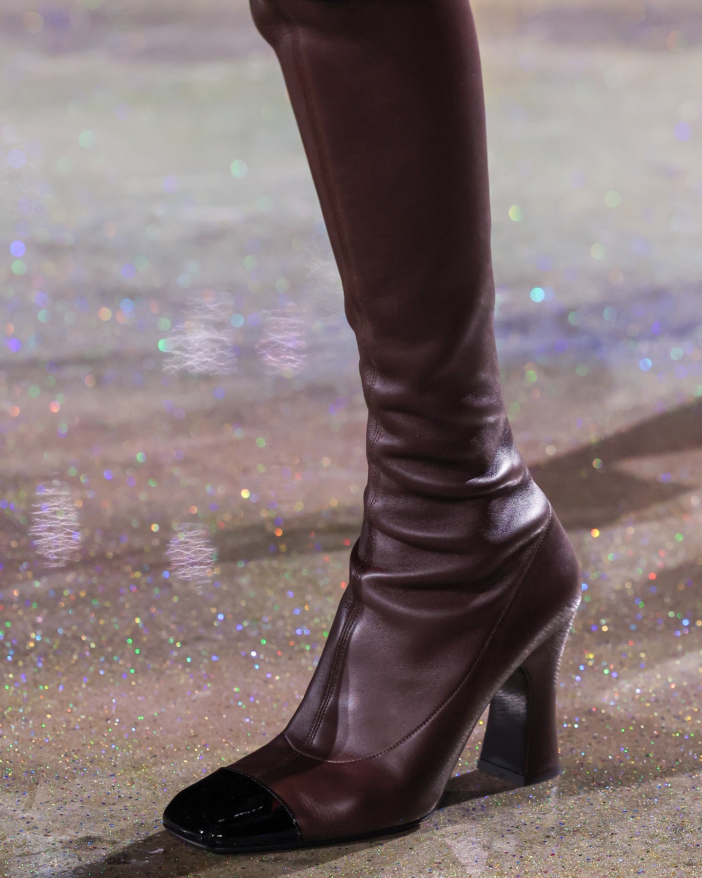 Hinh anh Trong căn hộ của bà có một lớp vải gauze phủ lên tường và được sơn màu vàng. Với tôi, đó là định nghĩa rõ ràng nhất về CHANEL. Bà lấy một thứ rất giản dị rồi thêm vào đó một giá trị mới. Bà lấy trang phục của tầng lớp lao động và chuyển hóa chúng thành sự sang trọng - Matthieu Blazy chia sẻ.&nbsp; 12