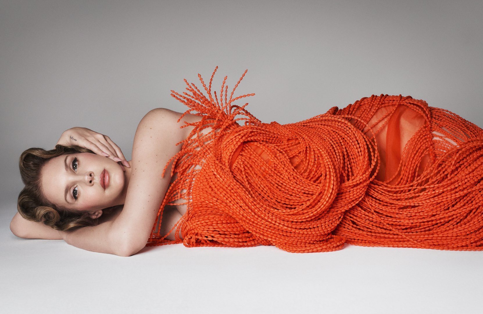 "White Feather Hawk Tail Deer Hunter" của Lana Del Rey: Nàng Cowgirl ma mị