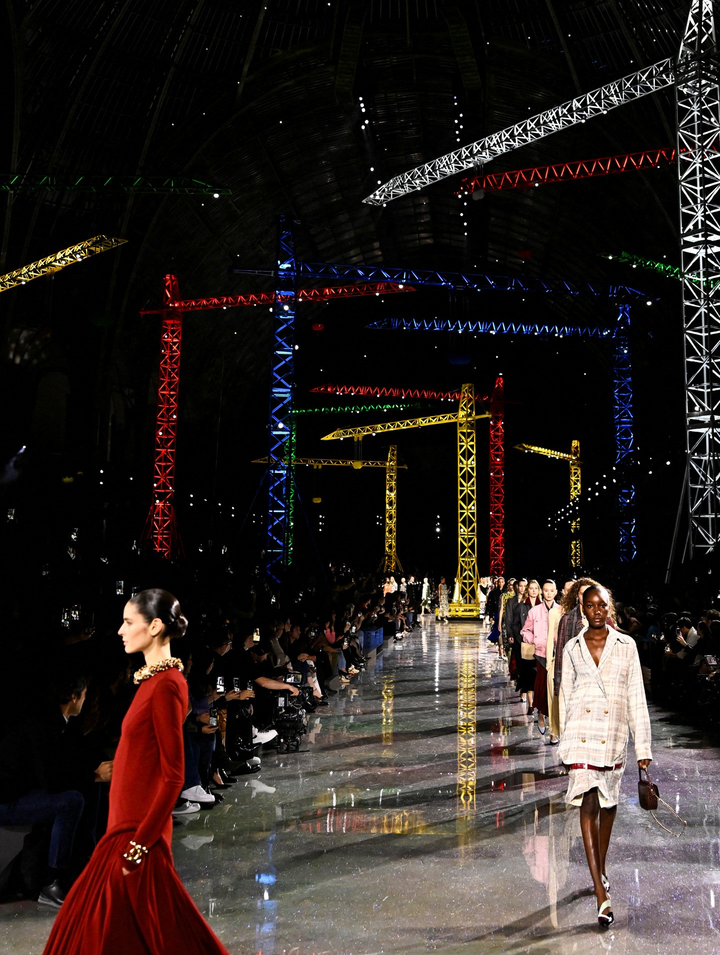 Hinh anh CHANEL Thu Đông 2026: "Thời trang vừa là sâu bướm vừa là bướm. Ban ngày là sâu bướm, ban đêm là cánh bướm" 1