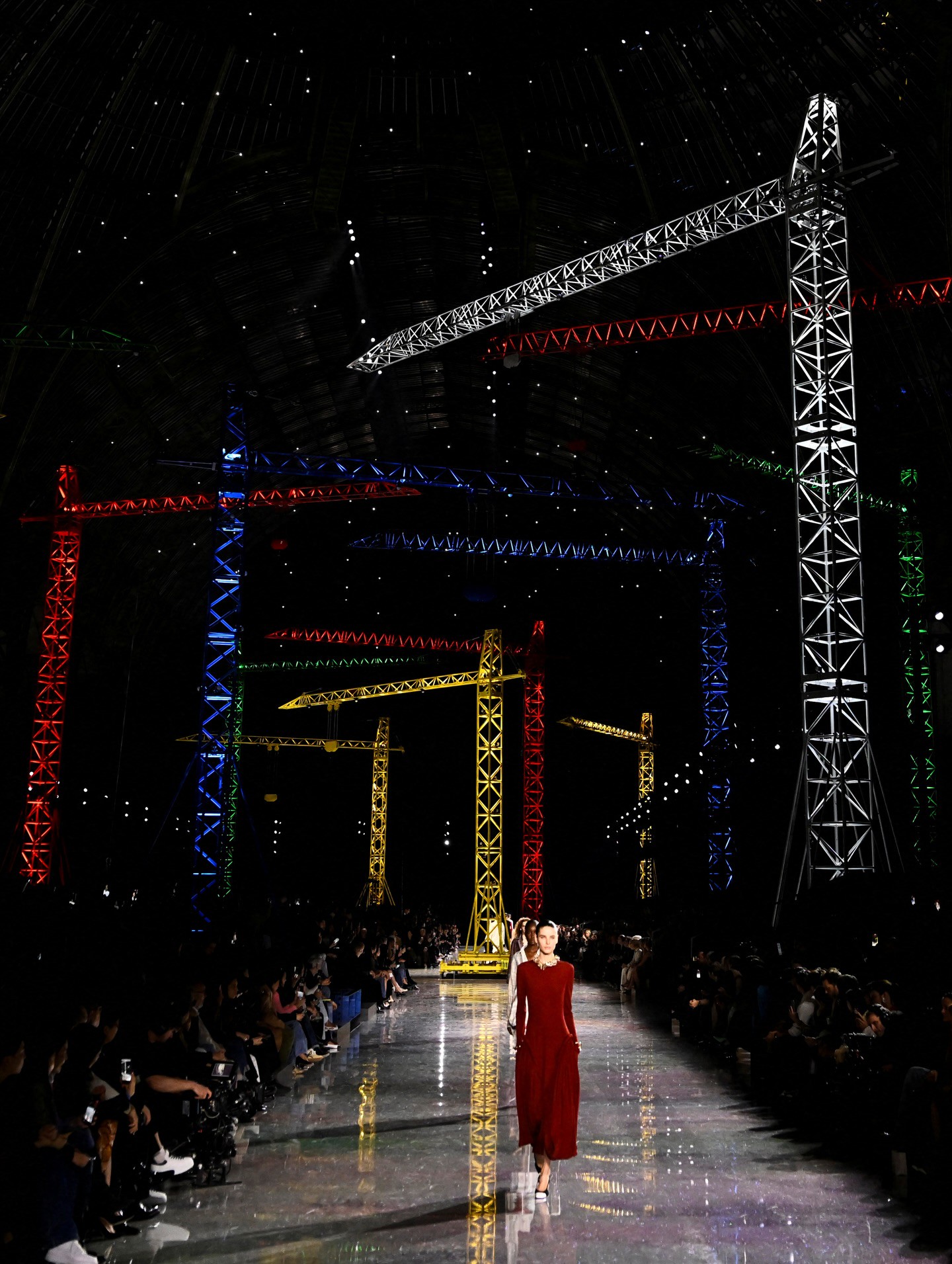 Hinh anh CHANEL Thu Đông 2026: "Thời trang vừa là sâu bướm vừa là bướm. Ban ngày là sâu bướm, ban đêm là cánh bướm" 2