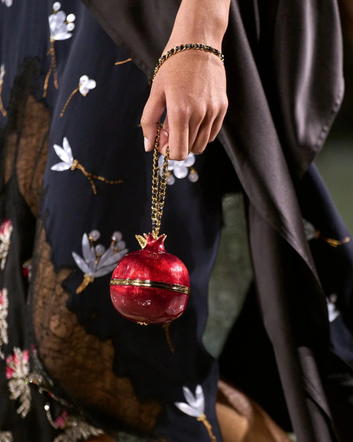 Hinh anh Trong căn hộ của bà có một lớp vải gauze phủ lên tường và được sơn màu vàng. Với tôi, đó là định nghĩa rõ ràng nhất về CHANEL. Bà lấy một thứ rất giản dị rồi thêm vào đó một giá trị mới. Bà lấy trang phục của tầng lớp lao động và chuyển hóa chúng thành sự sang trọng - Matthieu Blazy chia sẻ.&nbsp; 18