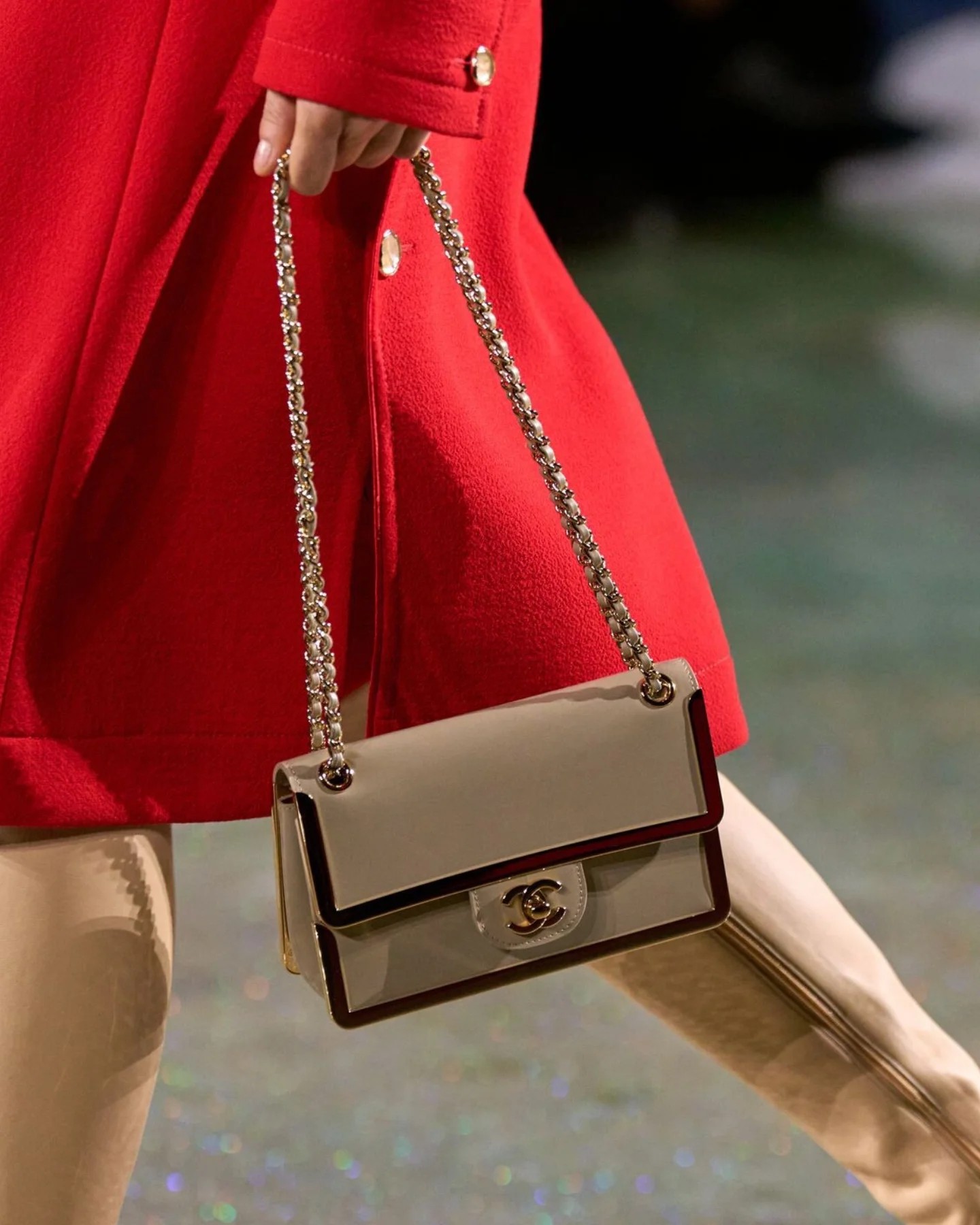 Hinh anh Trong căn hộ của bà có một lớp vải gauze phủ lên tường và được sơn màu vàng. Với tôi, đó là định nghĩa rõ ràng nhất về CHANEL. Bà lấy một thứ rất giản dị rồi thêm vào đó một giá trị mới. Bà lấy trang phục của tầng lớp lao động và chuyển hóa chúng thành sự sang trọng - Matthieu Blazy chia sẻ.&nbsp; 19