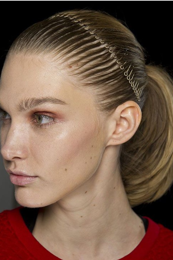 Hinh anh Miu Miu hồi sinh xu hướng băng đô Y2K hậu Paris Fashion Week 2026 6