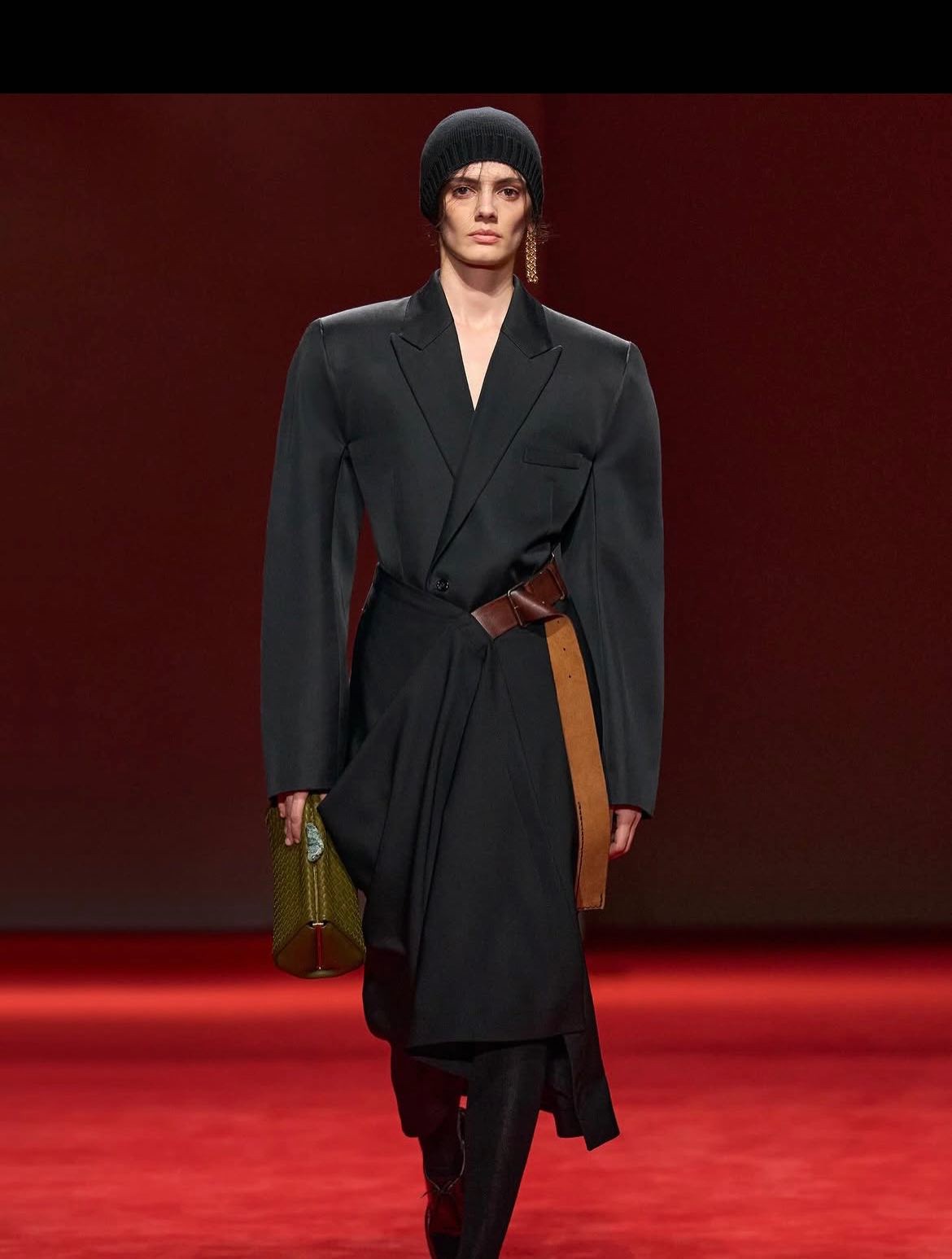 Hinh anh Bottega Vaneta Fall Winter 2026: Thảm đỏ của cấu trúc và chất liệu 11